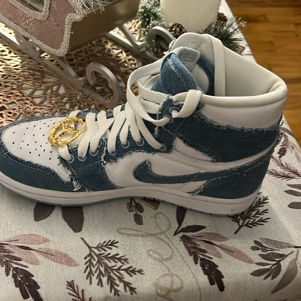 Jordan 1’s Jean material colors, light blue gold, and white excellent condition
